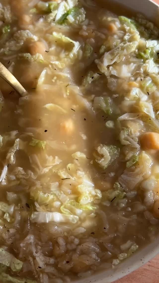 Caramelized Onion Cabbage and Chickpea Soup
(Makes 4 servings)

1 1/2 lbs onions (about 2-3 medium), preferably Vidalia, julienned- this will yield appx. 1 cup caramelized onions
1 tbsp grapeseed (or other neutral) oil
Kosher salt
3 cups high quality Chicken Stock (I’m using @bonafideprovisions bone broth bc it’s super high in collagen, just like a restaurant quality stock)
3 cups high quality Beef Stock 
2 oz dry Sherry (could also use red wine), optional
Black pepper
3-5 sprigs fresh thyme, or 1 tsp dried
1 bay leaf
dash Worcestershire
1 can chickpeas, rinsed and drained
1 1/2 cups cooked white rice
3 cups shredded cabbage
Parmesan cheese, for garnish

(If you haven’t watched it yet, I highly recommend watching the reel I made on How to Caramelize Onions, pinned to the top of my profile) First, caramelize onions by adding oil to a 4 qt pot over med high heat. Once oil shimmers, add onions and sprinkle 1 1/2 tsp Kosher salt evenly over them. For the next 5 minutes, stir onions frequently, encouraging them to release their moisture. Reduce heat to medium and set timer for 45 minutes. Stir onions every 5 minutes for the duration of the cook time, keeping them in one cohesive mass so they don’t lose too much moisture too quickly.  If they are drying out or burning, reduce the heat. Once timer is up, onions will be amber colored. Pour Sherry into pan and scrape up all the sticky bits in the pan. Raise heat to medium then add both broths, thyme, bay leaf, and Worcestershire sauce. Simmer soup for about 30 minutes. Season to taste with salt and pepper. Remove thyme sprigs and bay leaf and discard. Add cooked rice, chickpeas and cabbage and stir until cabbage is wilted. Serve with a generous amount of Parmesan cheese.